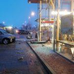 2020-01-20 PKW durch Glasfassade